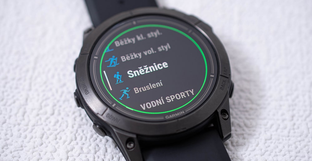 pohled na displej hodinek Garmin Fenix 7